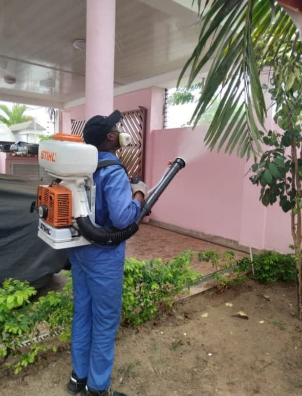 Equipa BIOPROM a realizar desinfeção profissional